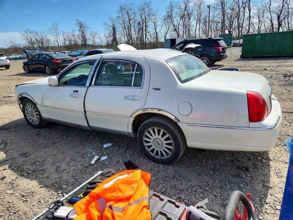 2005 Lincoln Town car Signature Limited