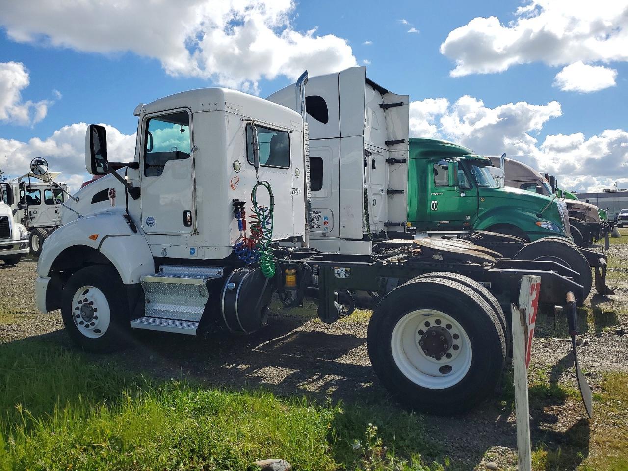 2015 Kenworth T400  Semi Truck