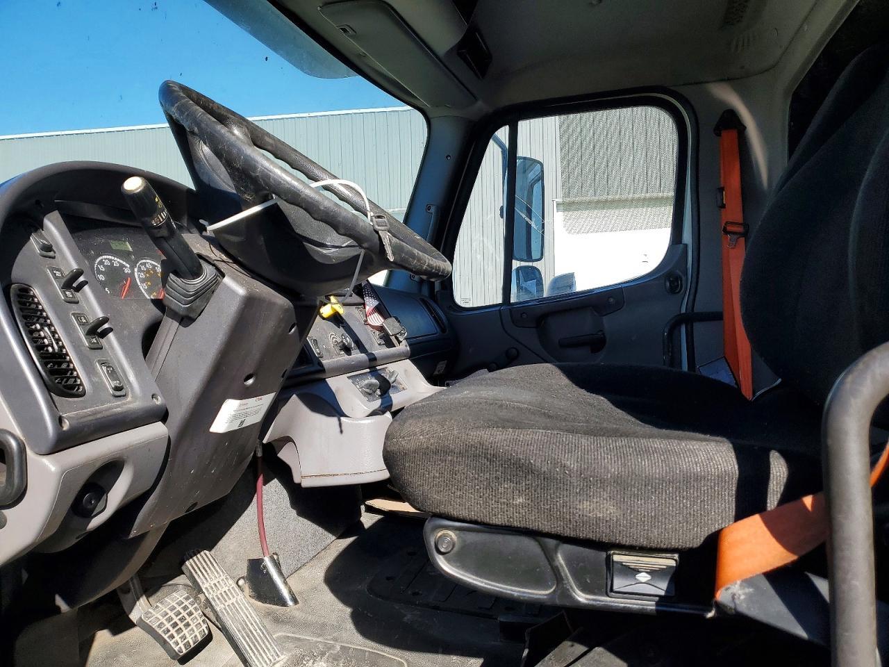 2015 Freightliner Business Class M2 BOX Truck