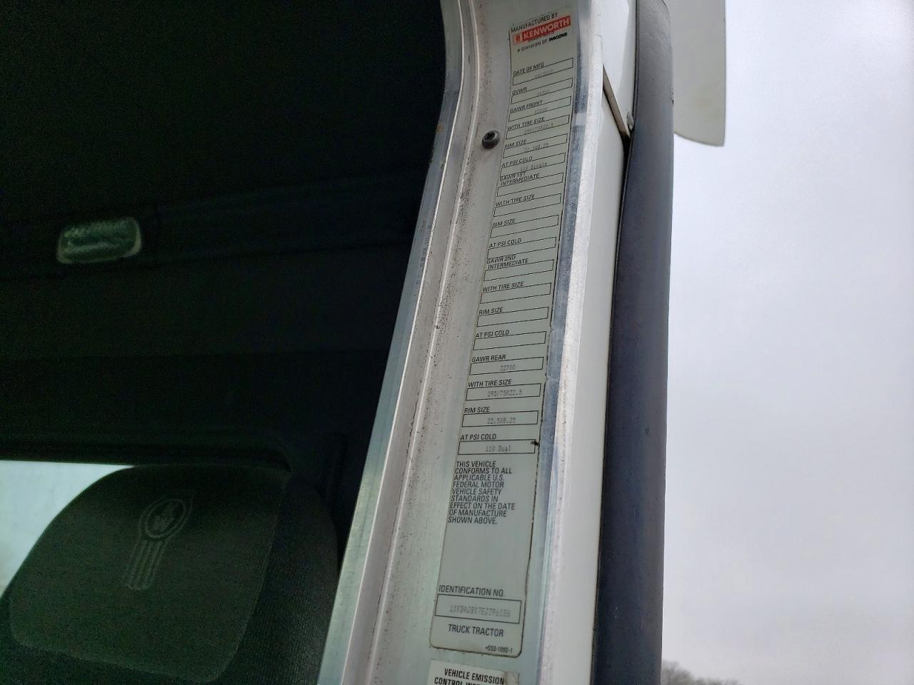 2014 Kenworth T440 Semi Truck