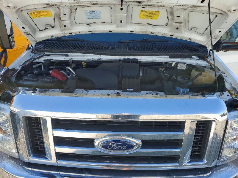 2017 Ford Econoline E450 Super Duty Cutaway Van