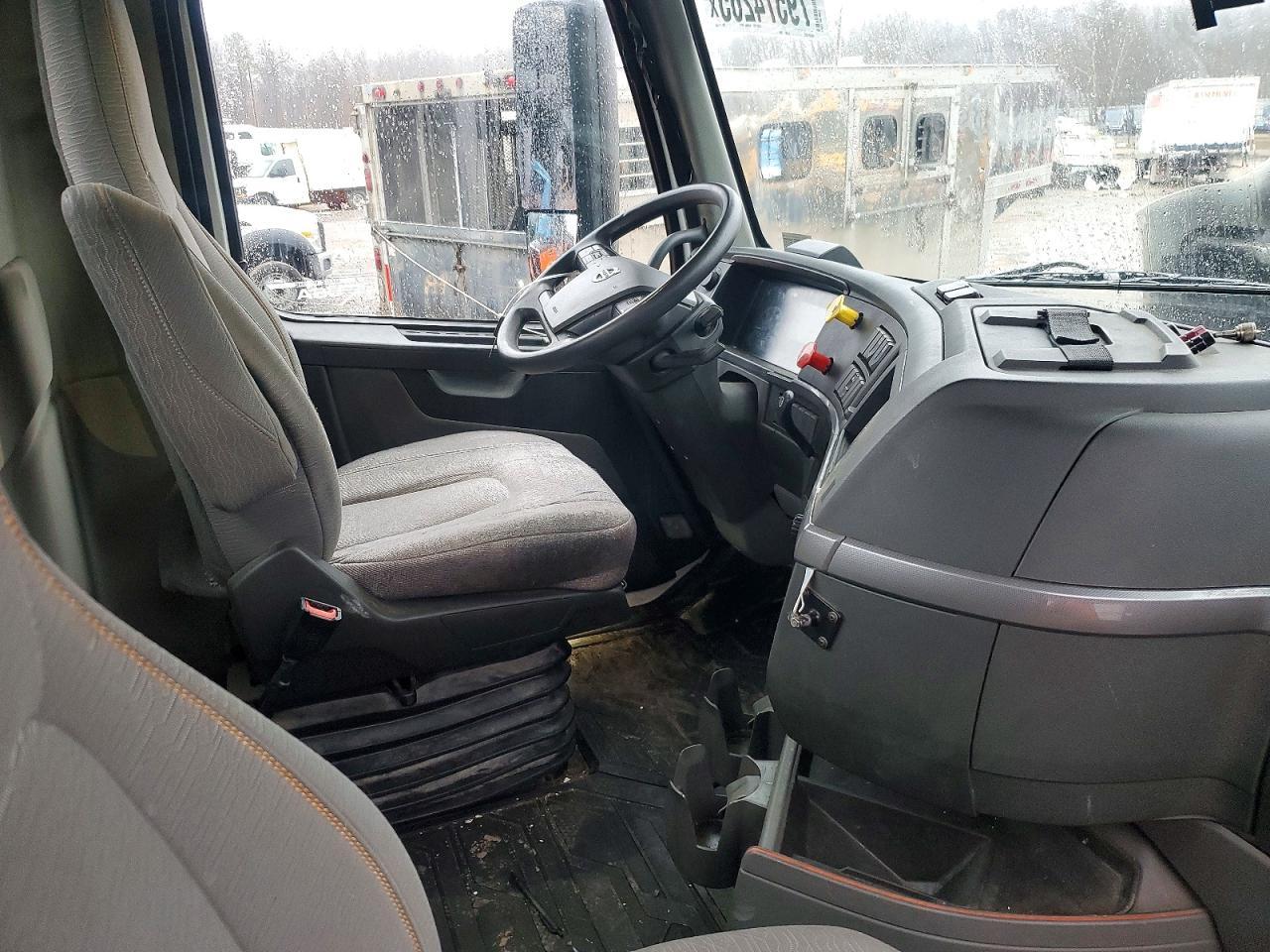 2019 Volvo VNR-Semi Truck