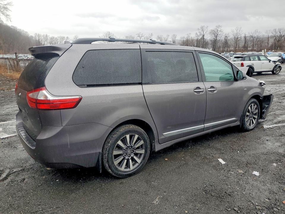 2018 Toyota Sienna xle 7-passenger