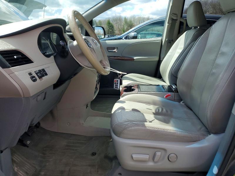 2013 Toyota Sienna xle 7-passenger