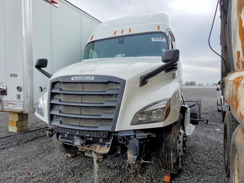 2019 Freightliner Cascadia 126 Semi Truck