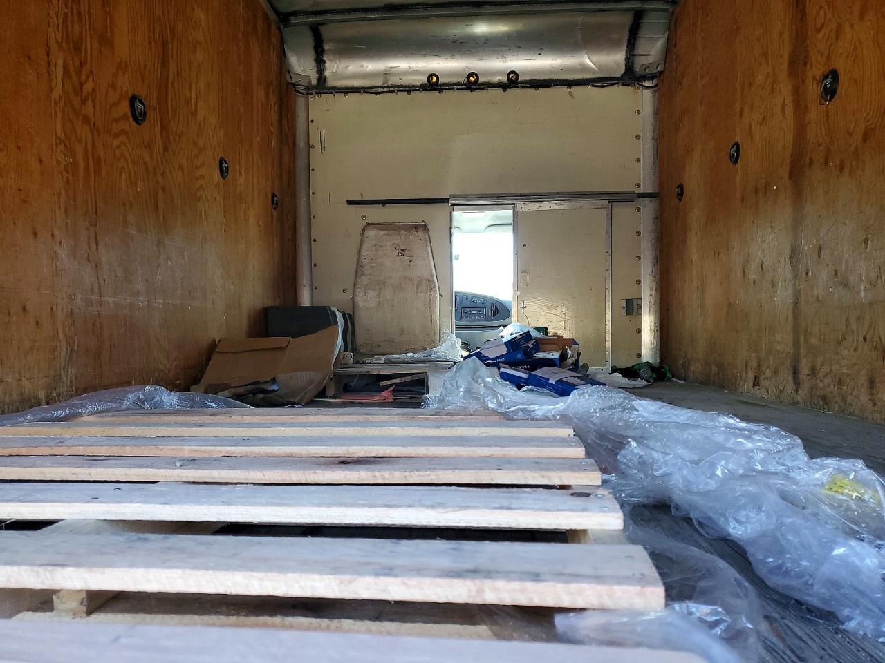 2002 Ford E350 BOX Truck