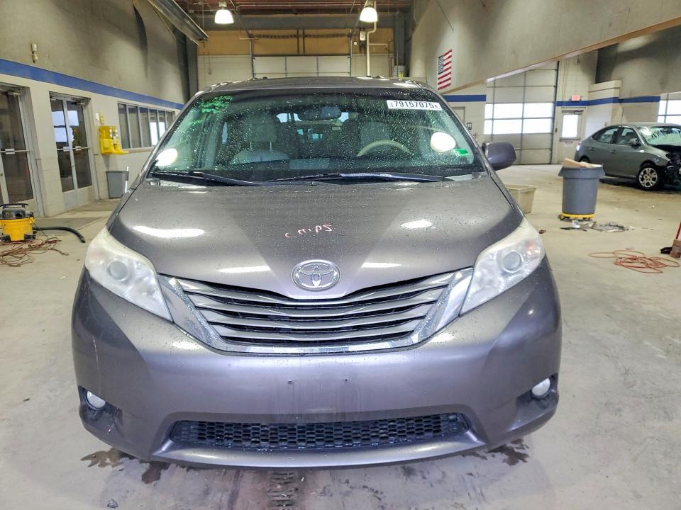 2014 Toyota Sienna xle 7-passenger