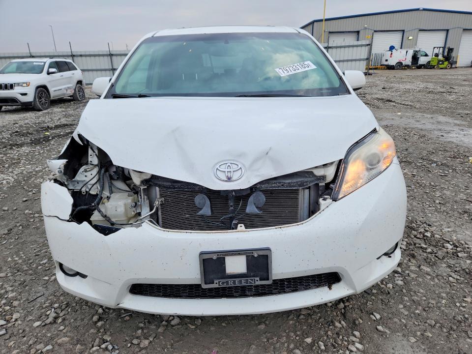 2014 Toyota Sienna xle 8-passenger