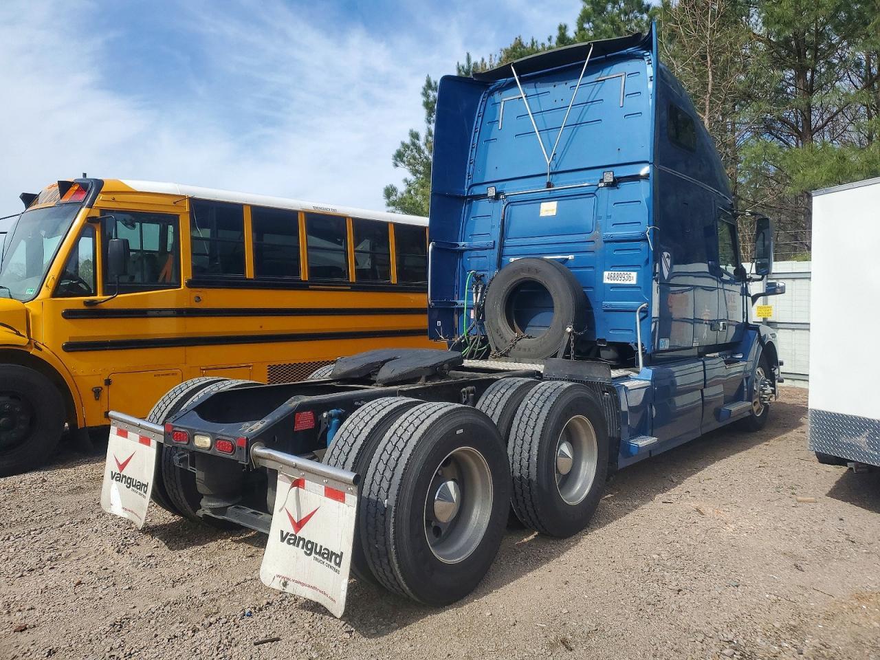 2015 Volv O VNL Semi Truck