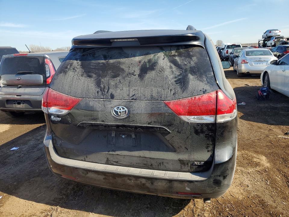 2013 Toyota Sienna xle 8-passenger