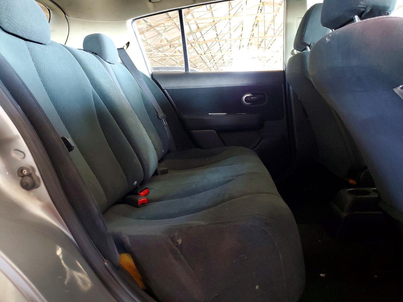 2010 Nissan Versa 1.8 s