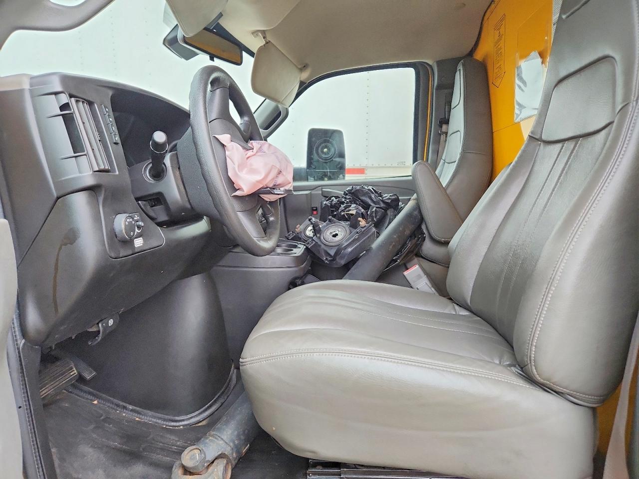 2022 GMC Savana BOX Truck