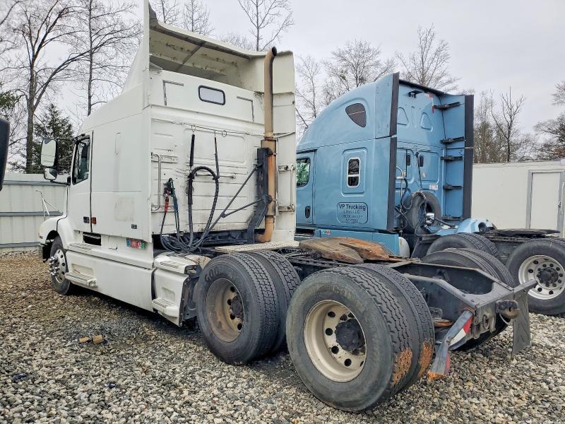 2001 Volvo VNL Semi Truck