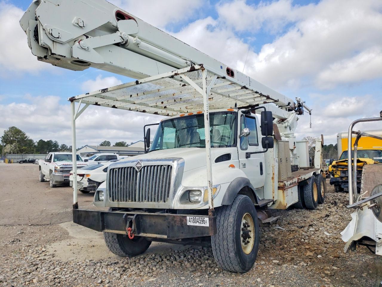 2005 International 2005 Intl 7400 6X4-Bucket Truck