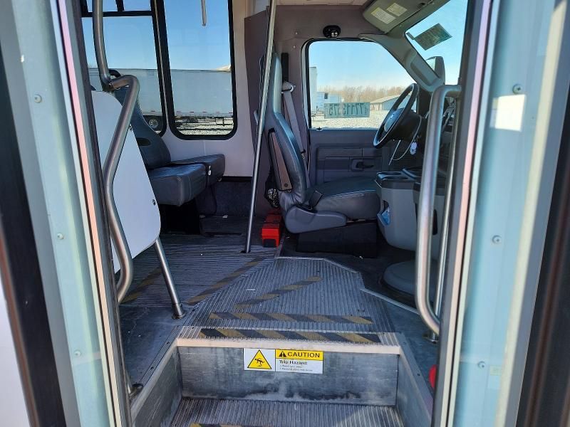 2013 Ford Econoline E350 Super Duty Cutaway Van