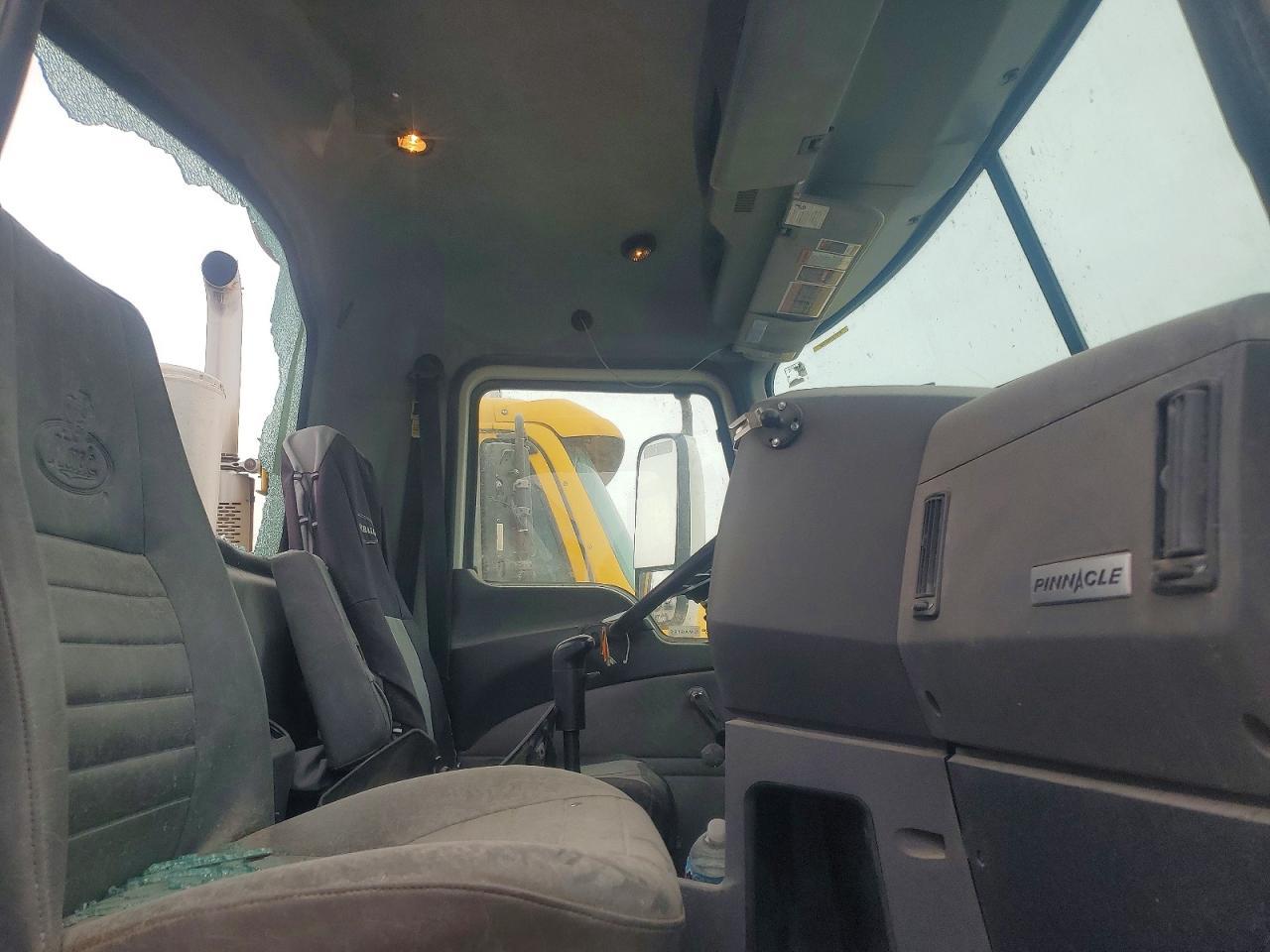 2015 Mack CXU613 Semi Truck