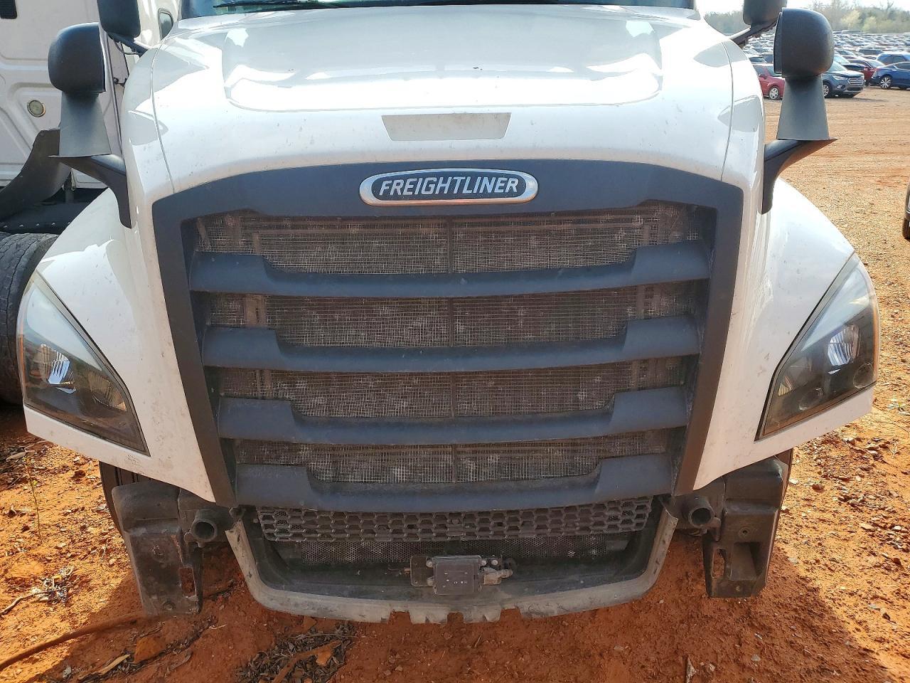 2020 Freigliner 2020 Freightliner Cascadia 126 Semi Truck