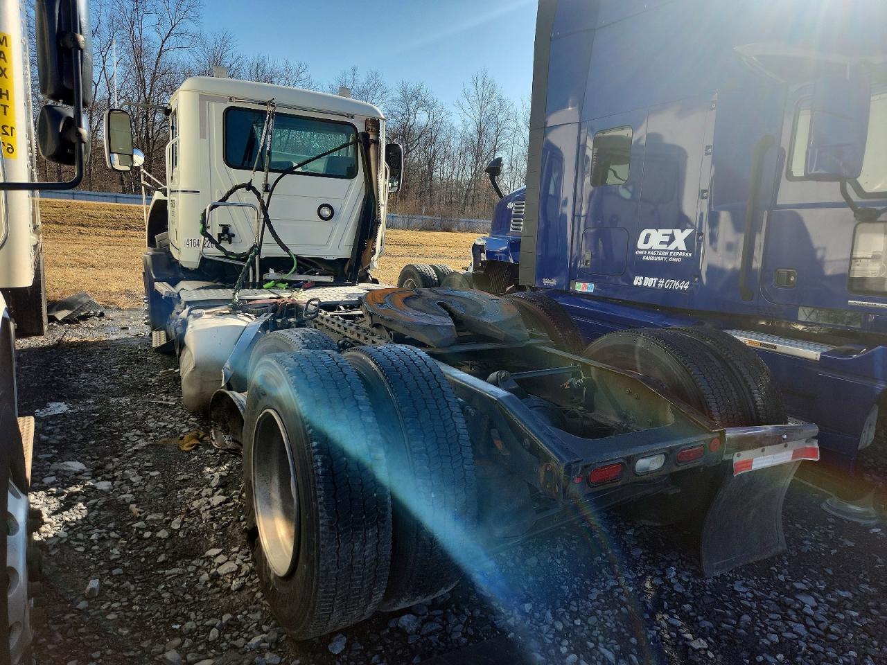 2016 Mack CXU613 Semi Truck