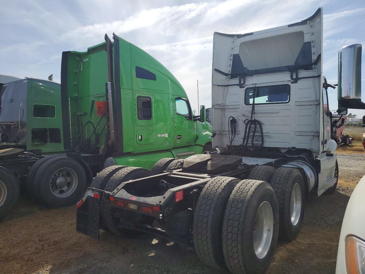2022 Volv O VNR Semi Truck