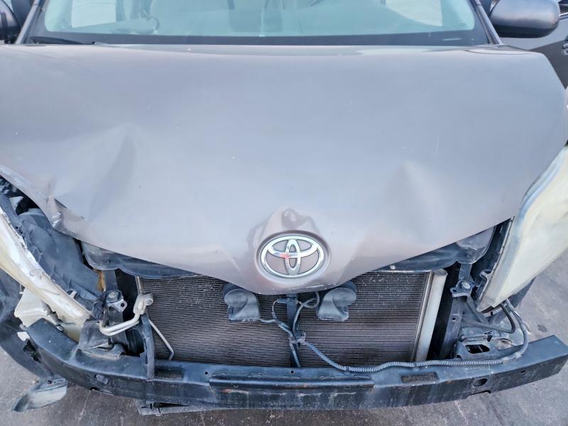 2012 Toyota Sienna le 8-passenger