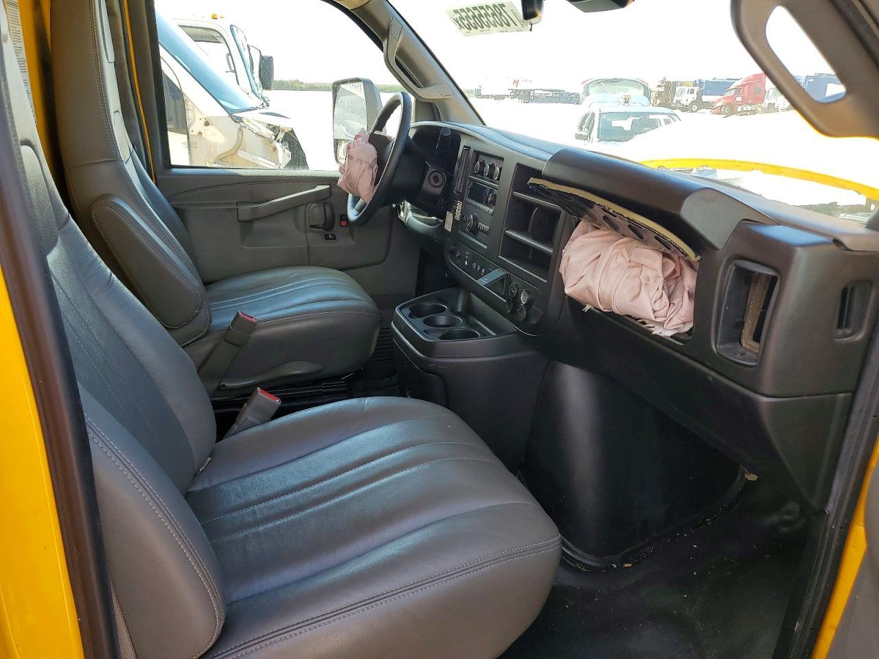 2022 GMC Savana BOX Truck