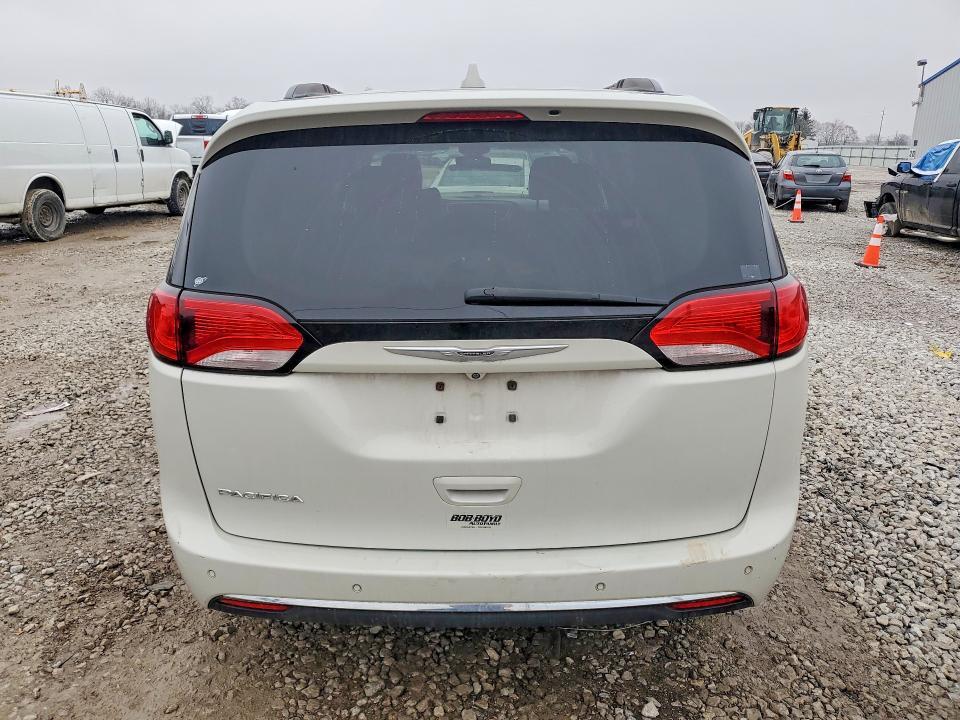 2017 Chrysler Pacifica Touring l