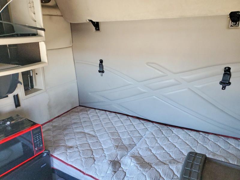 2014 Volvo VNL Semi Truck