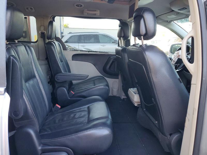 2012 Chrysler Town & Country Touring l