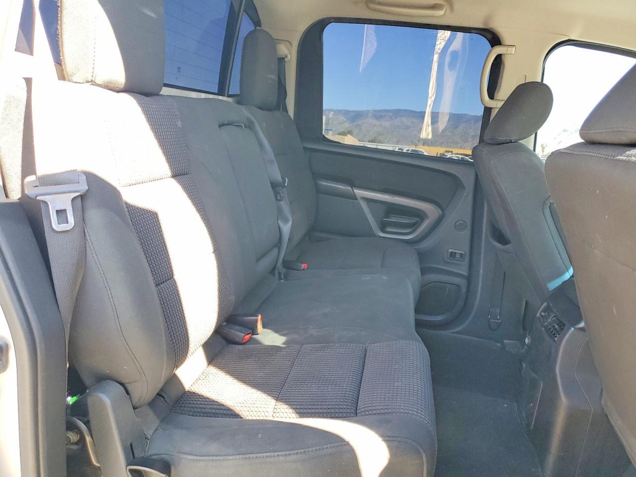 2015 Nissan Titan SV