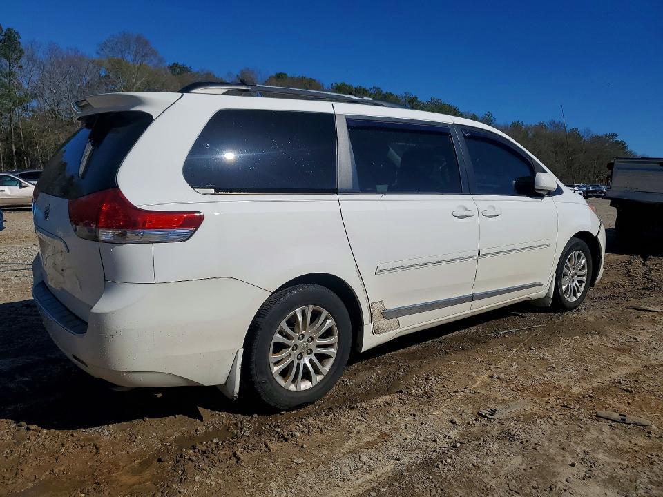 2012 Toyota Sienna xle 8-passenger