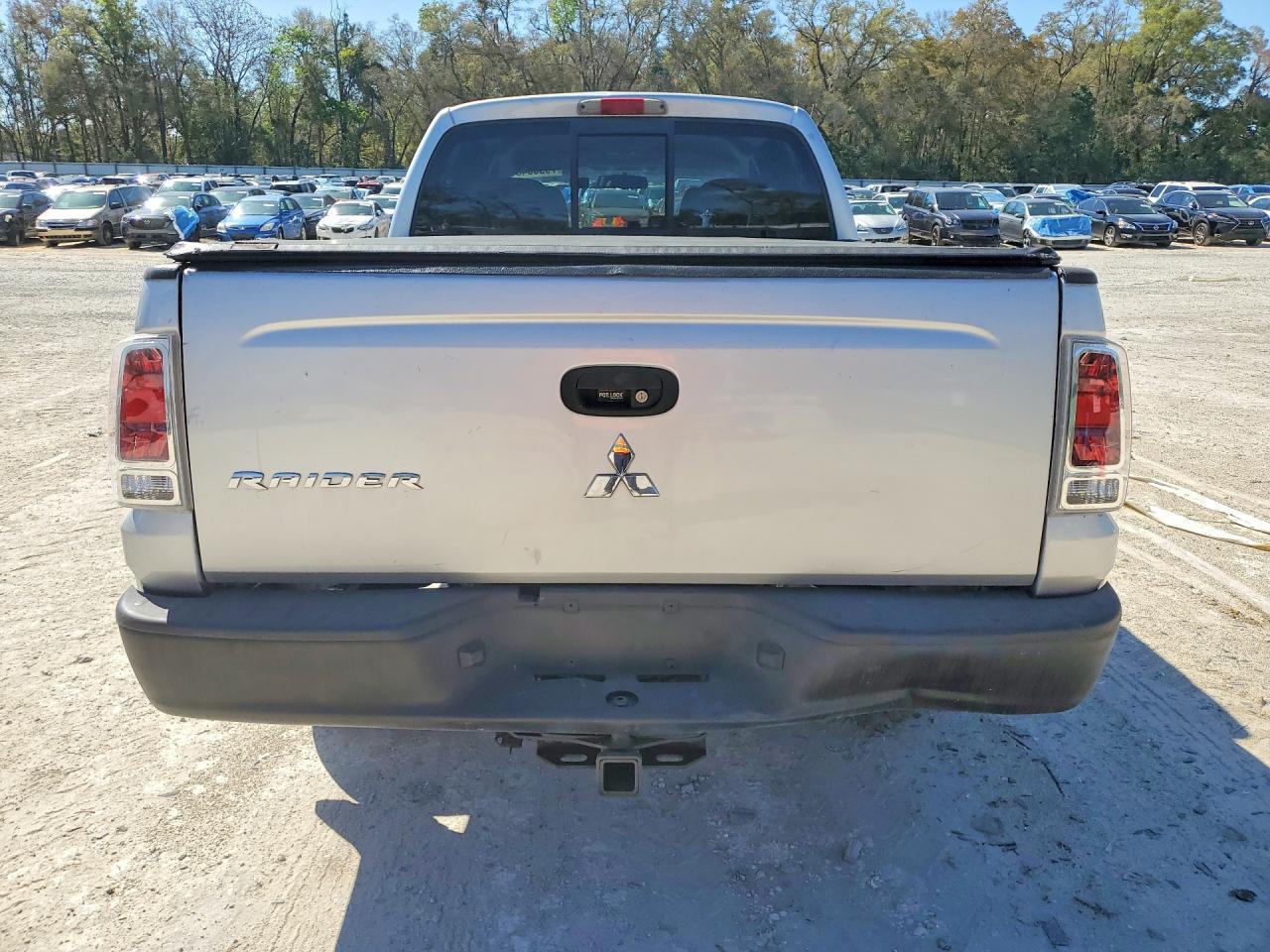 2009 Mitsubishi Raider LS