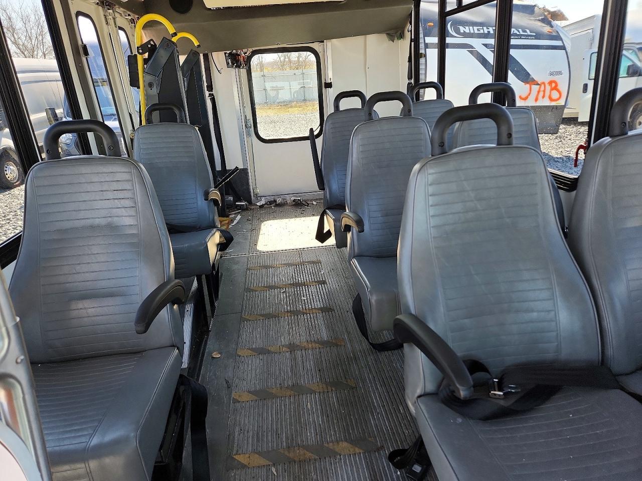 2013 Ford Econoline E350 Super Duty Cutaway Van