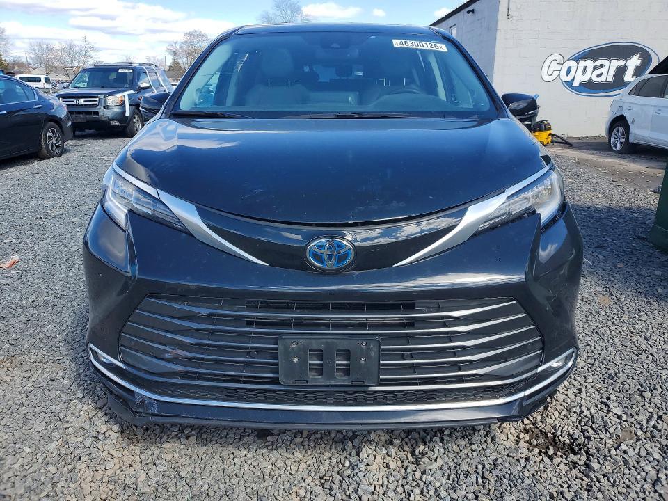 2022 Toyota Sienna Limited 7-passenger