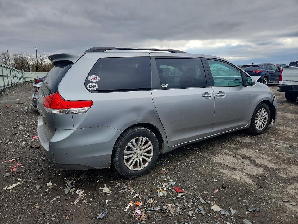 2011 Toyota Sienna xle 8-passenger