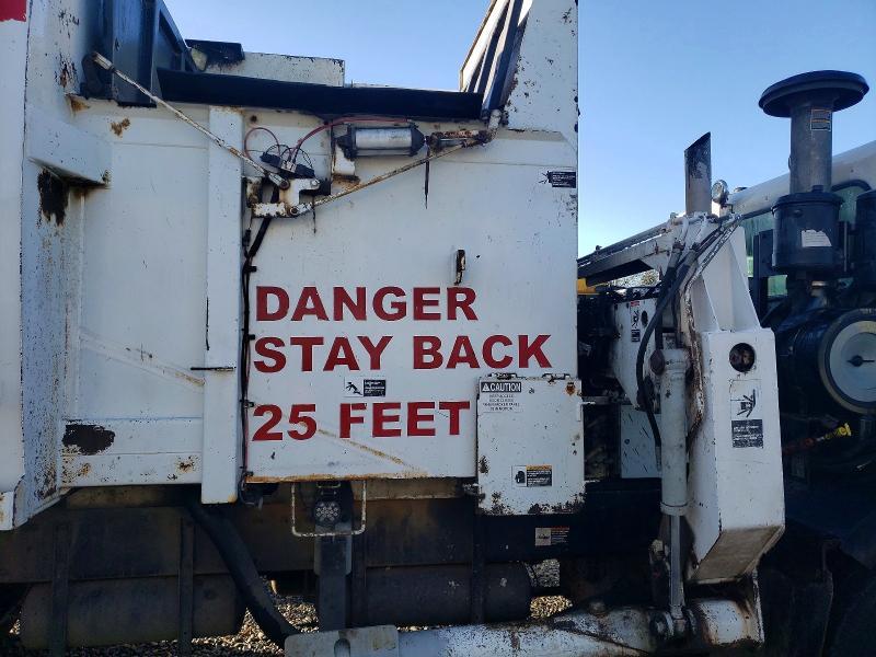 2009 Peterbilt 320 Refuse Truck