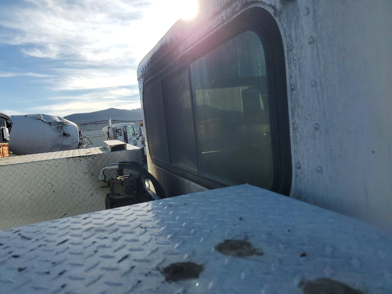 2009 Peterbilt 335 Utility / Service Truck