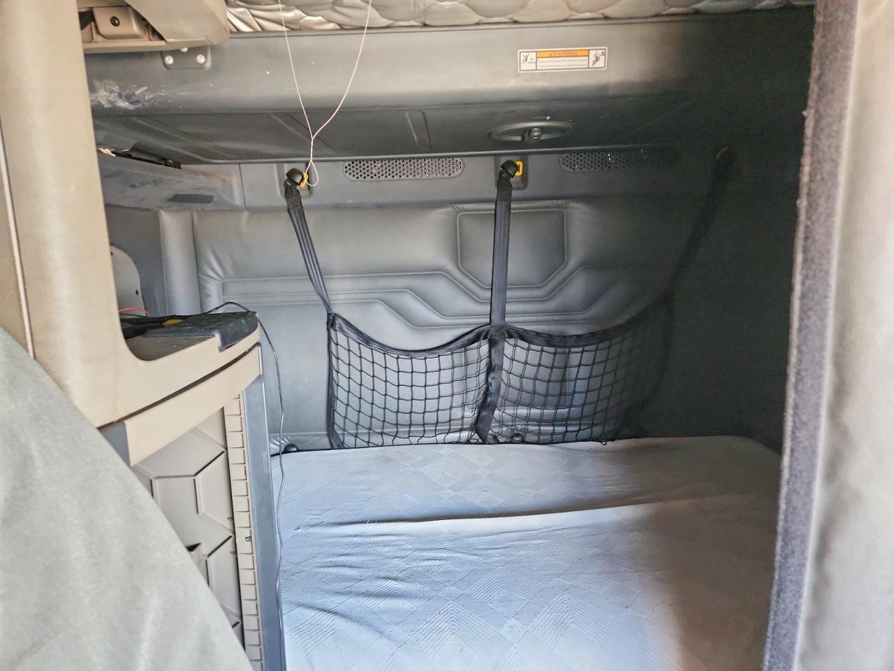 2016 Freightliner Cascadia 125 Semi Truck