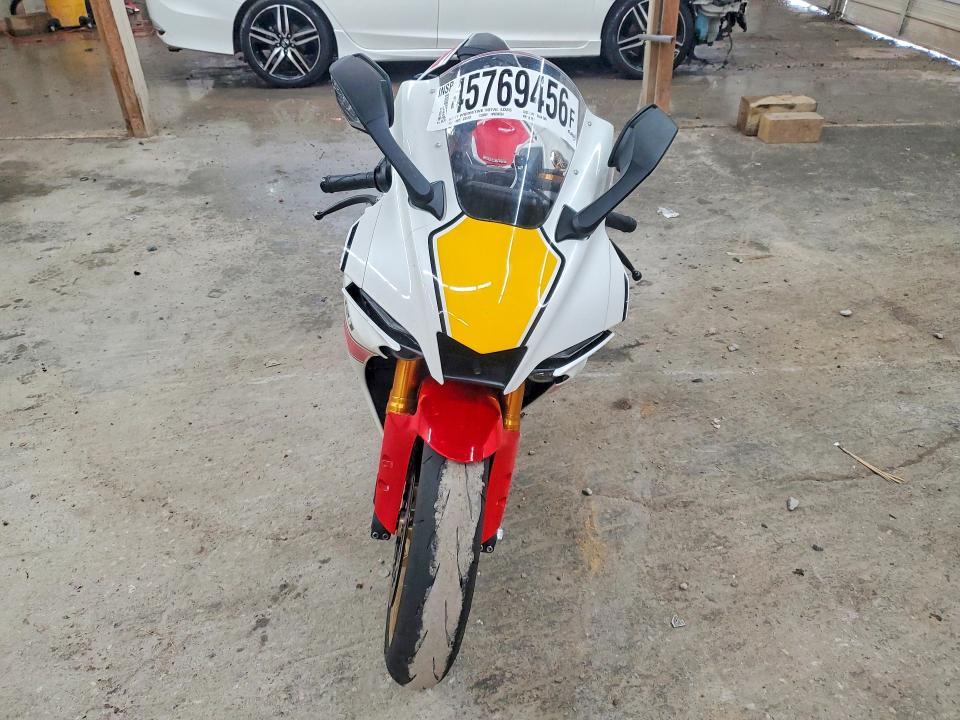 2022 Yamaha YZFR1
