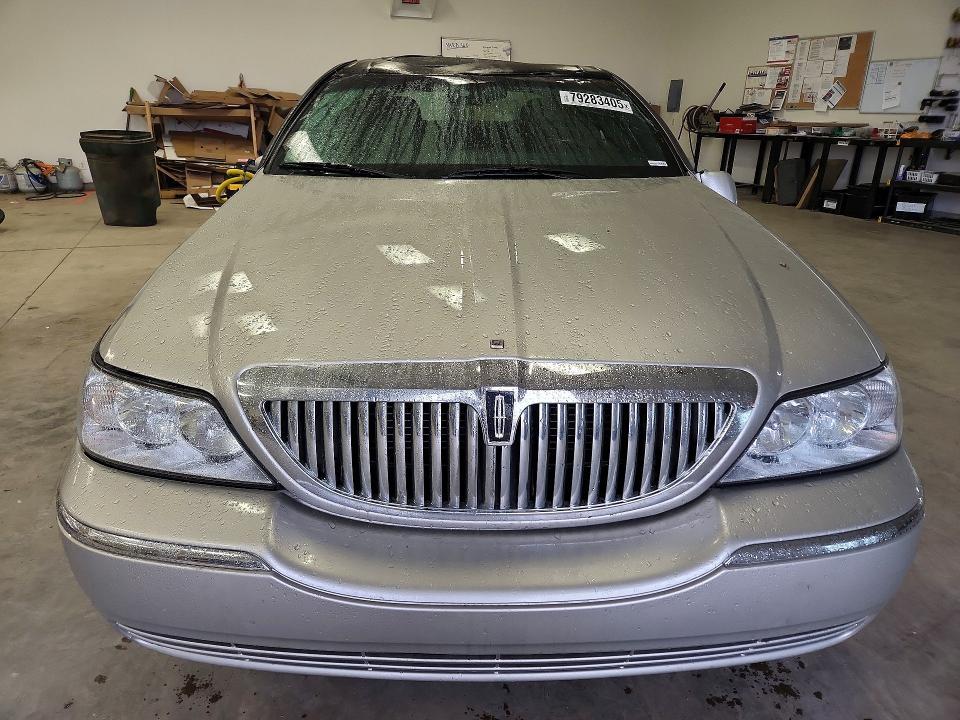 2005 Lincoln Town car Signature Limited