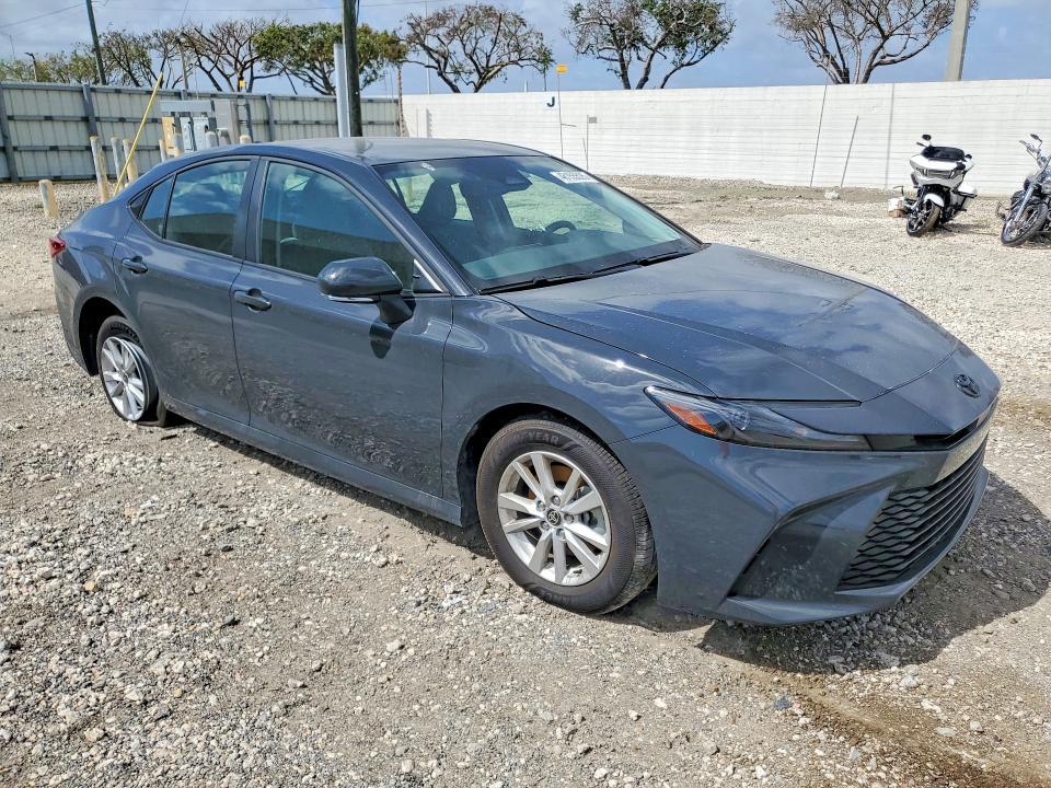 2025 Toyota Camry le