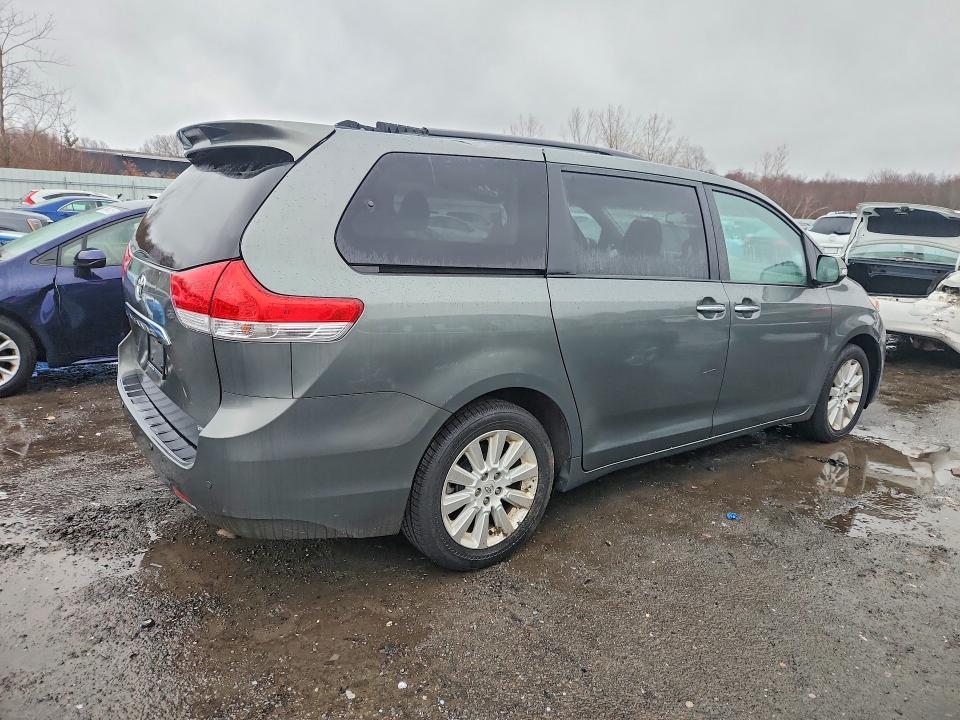 2014 Toyota Sienna Limited 7-passenger