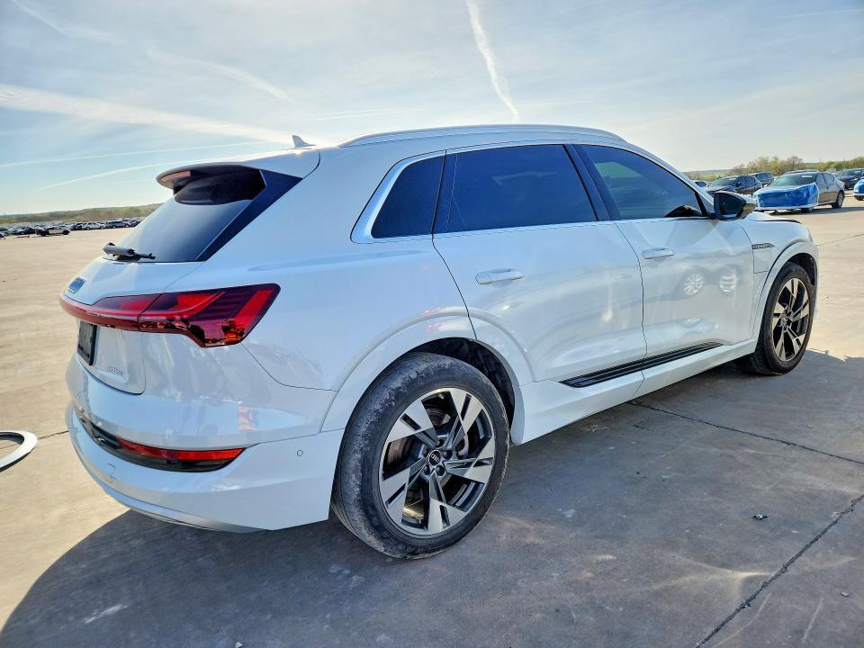 2022 Audi E-tron Premium Plus