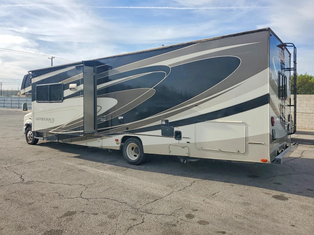 2015 Ford Econoline E450 Super Duty Cutaway Van