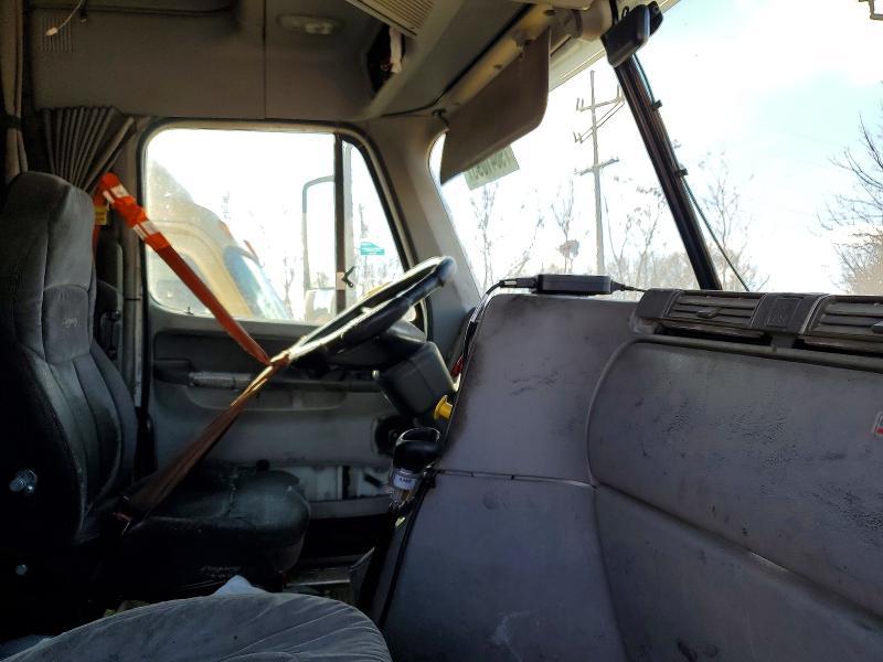 2007 Freigliner 2007 Freightliner Columbia 120 Semi Truck