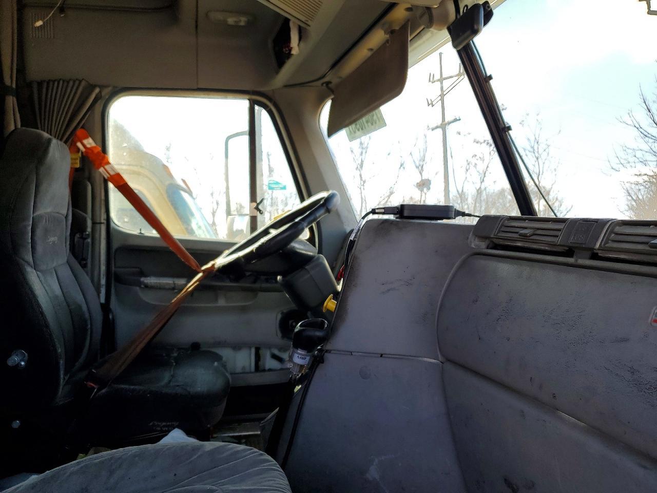 2007 Freigliner 2007 Freightliner Columbia 120 Semi Truck