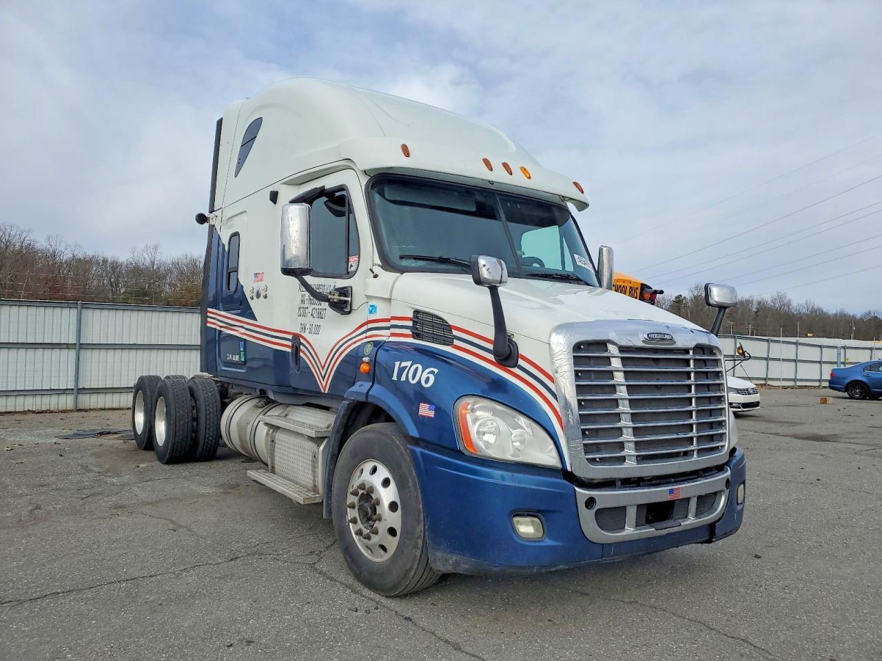 2013 Freigliner 2013 Freightliner Cascadia Semi Truck