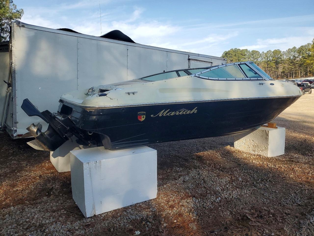 2000 Mariah Boat