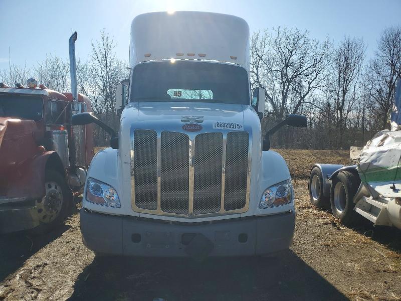 2017 Peterbilt 579 Semi Truck