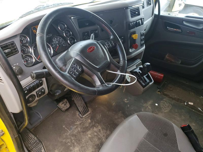 2017 Peterbilt 579 Semi Truck