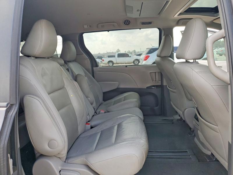 2016 Toyota Sienna xle Premium 8-passenger